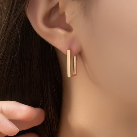 Gold Rectangle Huggie Hoops earrings - Picture 2 of 2